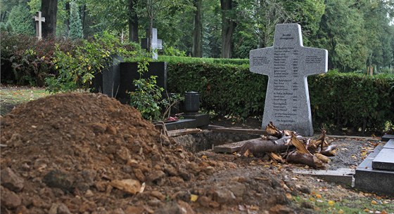 Kříž na hrob na jihlavském hřbitově je vyroben z mrákotínské žuly. Je na něm