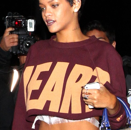 Rihanna jet se zalepeným tetováním