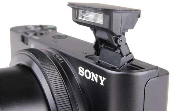 Sony RX-100:  Blesk vyskakuje jak ertík z krabiky, pochválit musíme jeho
