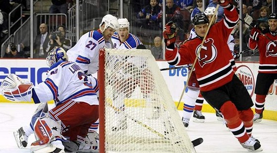 eský útoník Robert Holík z New Jersey otevel svým tvrtým gólem v sezon skóre pondlního derby s New Yorkem Rangers.