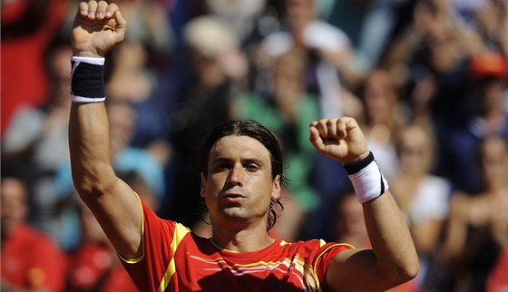 TRIUMF. panlský tenista David Ferrer se raduje po vítzství v daviscupovém