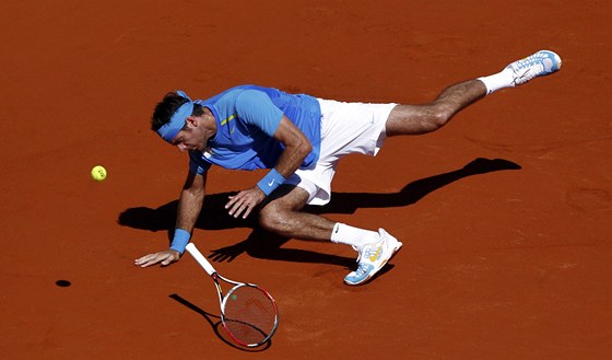 PÁD NA ANTUKU. Argentinský tenista Juan Martín del Potro v utkaní Davis Cupu