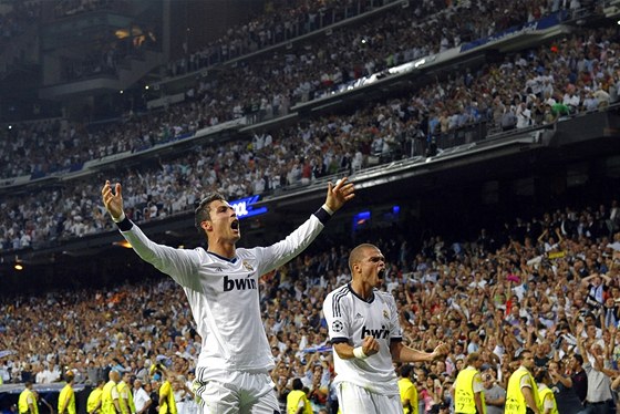 Cristiano Ronaldo a Pepe z Realu slaví gól.