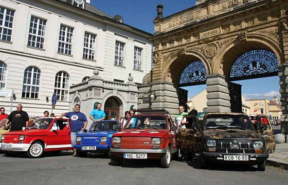 V Plzni se o víkendu konal sraz majitelů vozů Fiat 126. Kolonu autíček...