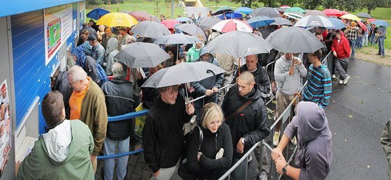 Fanoušci plzeňské Viktorky stáli ve frontě na lístky už od šesti hodin. První vstupenky dostali až před desátou.