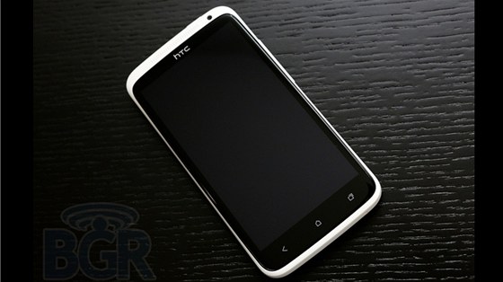 HTC One X je doposud pikou portfolia. Nástupce by se designem píli liit