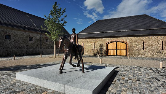Socha Michal Gabriel je autorem bronzové sochy jezdce na koni.