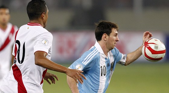 Argentinská hvzda Lionel Messi (vpravo) v souboji s peruánským reprezentantem