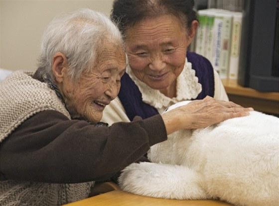 Japontí senioi si oblíbili robotickou hraku v podob psa zvaného Paro.