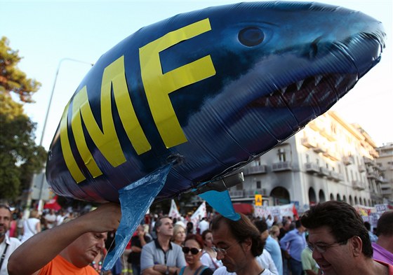 Protest proti naordinovaným úsporám MMF v ecku. Ilustraní snímek.
