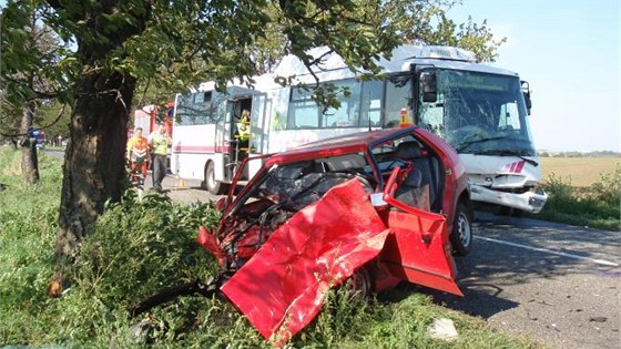 Pi tragické dopravní nehod se u Prostjova srazil osobní vz s autobusem.