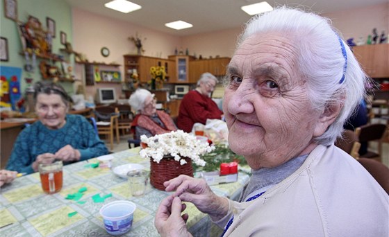 Domovy pro seniory nabízejí nejrnjí aktivity, teba keramiku, vaení nebo cviení. (Ilustraní snímek)