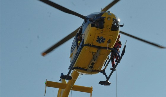 Vrtulník transportoval o víkendu do nemocnice enu z Ostrova i starího mue z Heben. Oba se zranili pi pádu z výky. (Ilustraní foto)