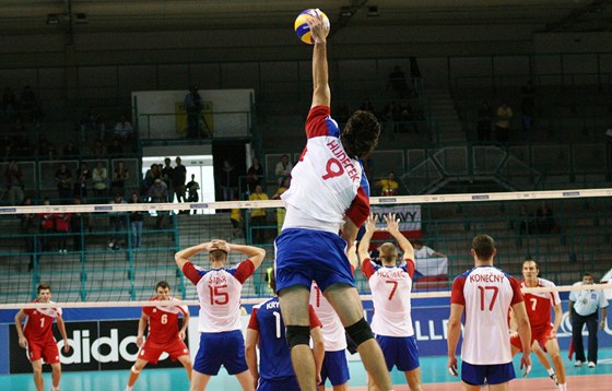 eský volejbalista Ondej Hudeek podává v duelu s Chorvatskem.