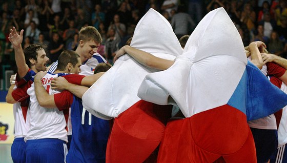 U JE TO UDLÁNO. etí volejbalisté se spolu s maskoty tydují z výhry nad