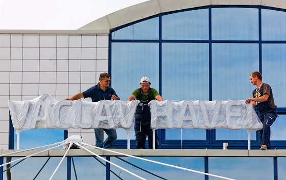 Dlníci zaali s montáí nápisu na Letiti Ruzyn. Nov se bude jmenovat Vaclav