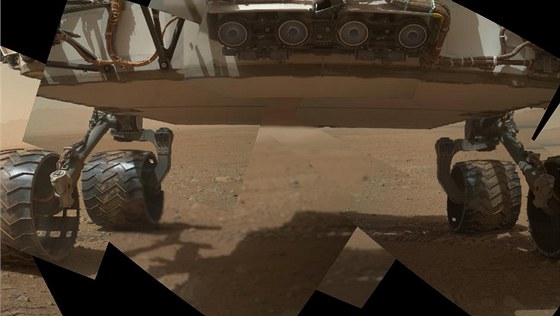 První záběr na podvozek Curiosity na Marsu z 9. září 2012. Nahoře je čtveřice...