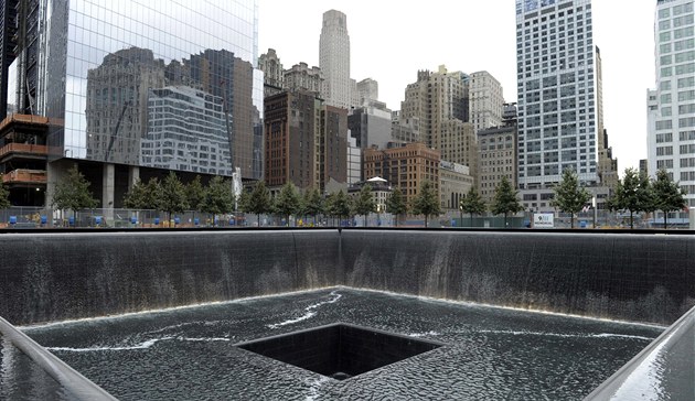 VIDEO: Zkrvavený muž se zřítil do výpusti památníku 11. září v New Yorku