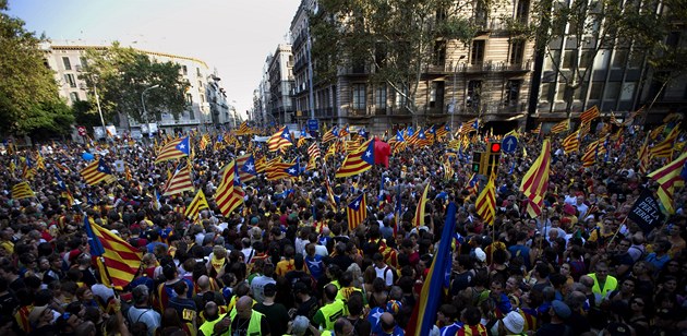 V Barcelon� vy�ly do ulic dva miliony lidí.  Do�adovali se nezávislosti...