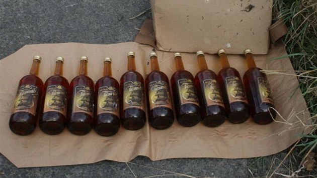 Policisté zajistili 60 kus neokolkovaných lahví alkoholu