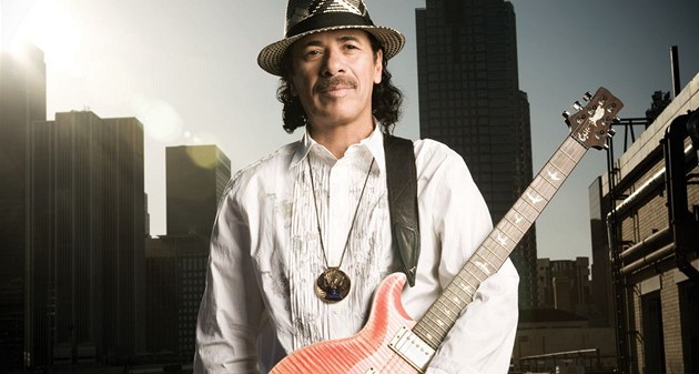 Rocker Carlos Santana se zhroutil během koncertu v Pensylvánii