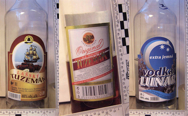 Etikety lahví, které byly nalezeny u otrávených osob.