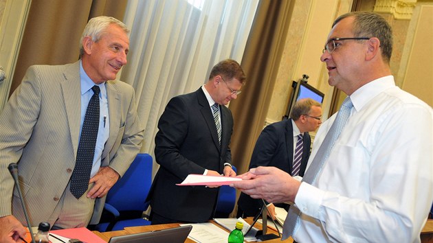 Ministr zdravotnictví Leo� Heger a financí Miroslav Kalousek na jednání vlády