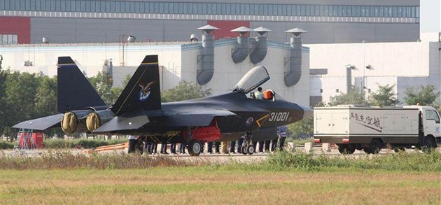Nová �ínská stealth stíha�ka J-31 jakoby z oka vypadla americkému raptoru F-22.