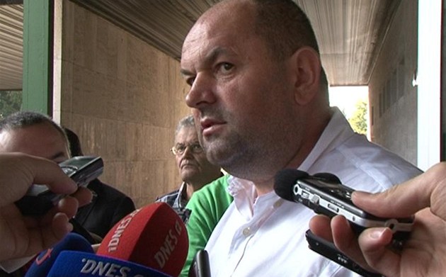 Zdrcený p�edseda fotbalové asociace Miroslav Pelta, poté co mu �éf Sparty