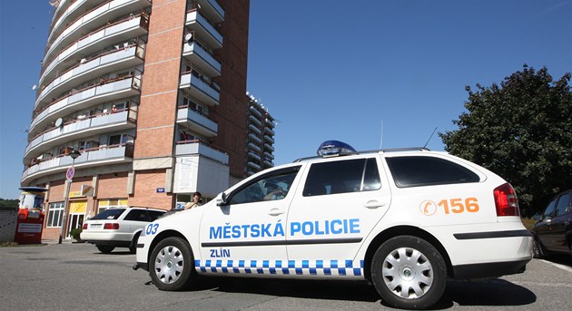 Řidiči i chodci si zvykají na nový semafor na zlínském sídlišti Jižní Svahy