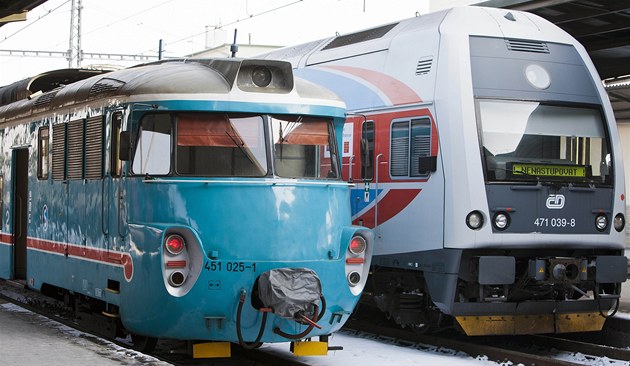 Přes čtyřicet let staré příměstské vlaky se ve Středočeském kraji pomalu