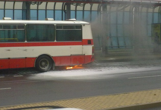 U metra Letňany hořel autobus.