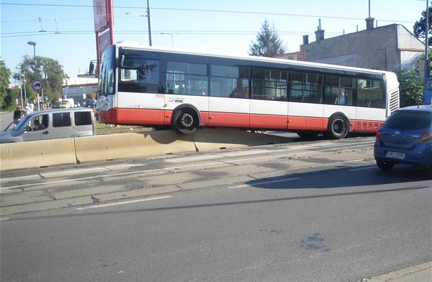 idi autobusu MHD najel v Brn-idenicích na betonový zátaras.