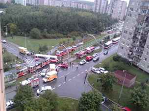 Nehoda tramvaje a autobusu na Barrandov.