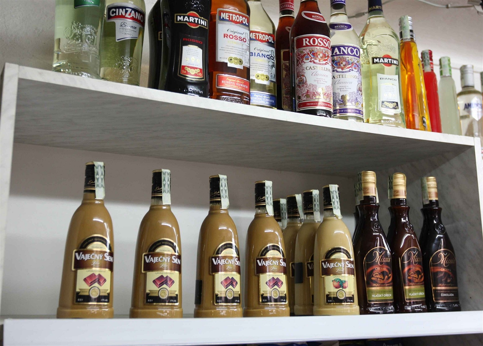 Prodej likéru se v dob� prohibice zvý�il.