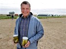 Vedoucí eské farmy Pavel Muro se chlubí nakládanými okurkami z Gobi.