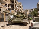 Syrský tank v ulicích Aleppa (14. záí 2012)