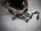 Bojovník Syrské osvobozenecké armády v Aleppu si chystá minometnou munici (15.