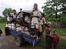 Barmtí muslimové prchají ped etnickým násilím z msta Sittwe