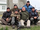 Expedice z Ostravska a umperska u pamtní desky Jana Eskymo Welzla v Kazaí