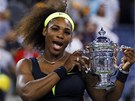 HELE, KOUKNTE. Americká tenistka Serena Williamsová pózuje s trofejí pro...