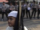 Muslimský chlapec poblí policejního kordonu v Jakart (14. záí 2012)