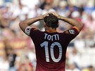 CO JSME TO PROVEDLI? Francesco Totti, kapitán AS ím, se drí za hlavu a