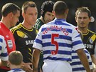 PED ZÁPASEM. Anton Ferdinand z Queens Park Rangers nepodal ruku Johnu Terrymu,