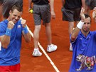 ANO! et tenist Tom Berdych (vlevo) a Radek tpnek jsaj po vhe v...