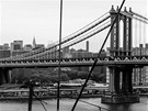 Manhattanský most a Manhattan z Brooklynského mostu. Vlevo dominuje Empire...