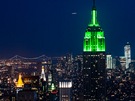Noní pohled z "Top of The Rock" na nasvícenou piku Empire State Building.