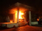 Americký konzulát v Benghází v plamenech. Ozbrojenci ho napadli údajn kvli...