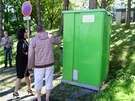 Jana Boboíková si prohlíí nabouranou mobilní toaletu.
