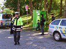 Policisté proetují dopravní nehodo Bobobusu s mobilní toaletou.